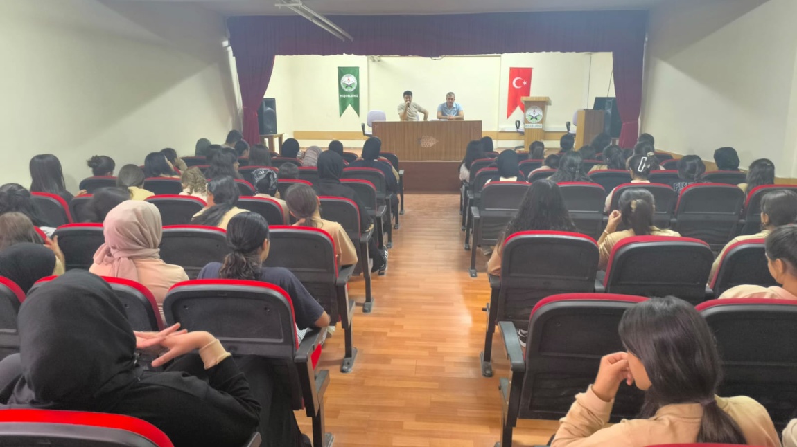 9.SINIF ÖĞRENCİLERİMİZE YÖNELİK OKULA VE ÇEVREYE UYUM ÇALIŞMALARI GERÇEKLEŞTİRİLDİ
